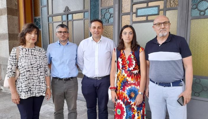 I consiglieri Pd davanti all'ingresso storico dell'ospedale gallaratese