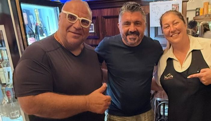 Gattuso tra Ciro e Antonella ieri sera nel ristorante pizzeria di Gallarate