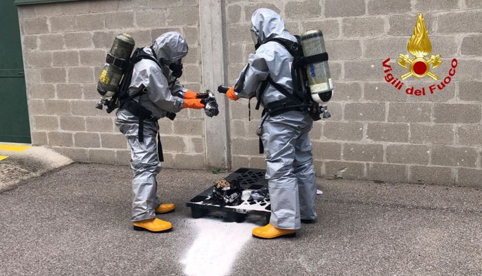 Le operazioni condotte dai vigili del fuoco di Varese in via Per Schianno