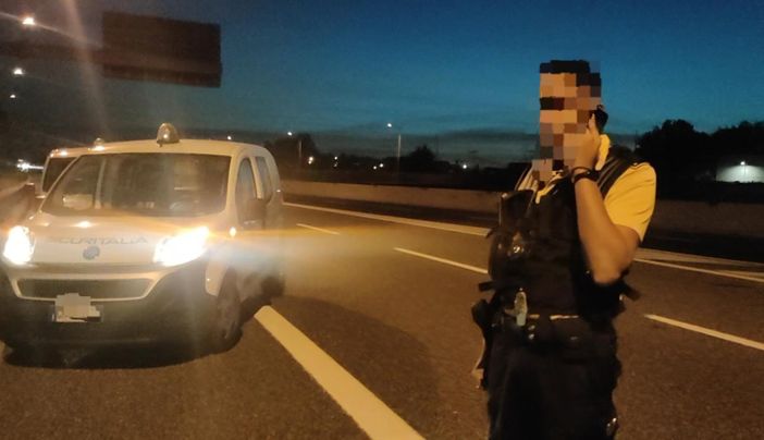 Donna picchiata in strada: l’intervento eroico di due giovanissime e di una guardia giurata scongiura il peggio Donna picchiata in strada: l’intervento eroico di due giovanissime e di una guardia giurata scongiura il peggio