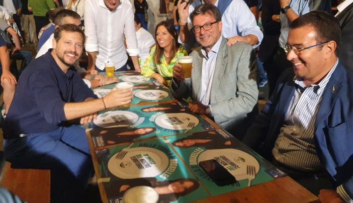 Giorgetti a Besozzo: «Sulla manovra troveremo la sintesi. L’autonomia? Una maratona, siamo al governo anche per quello» Giorgetti a Besozzo: «Sulla manovra troveremo la sintesi. L’autonomia? Una maratona, siamo al governo anche per quello»