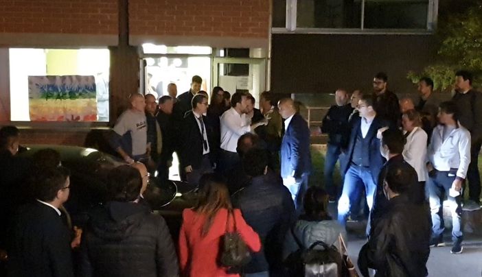 Salvini tra i militanti all'uscita dall'assemblea Salvini tra i militanti all'uscita dall'assemblea