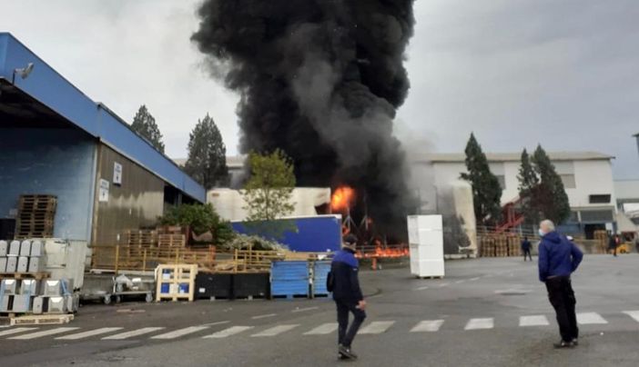 L'incendio di questa mattina alla Whirlpool di Cassinetta L'incendio di questa mattina alla Whirlpool di Cassinetta