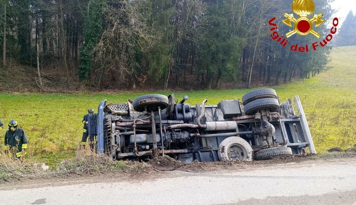 Il camion ribaltato a Viggiù