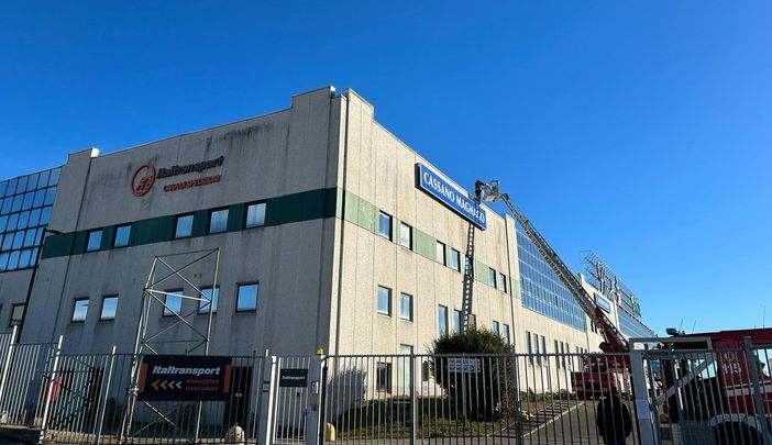 L'intervento dei vigili del fuoco per il tetto scoperchiato dal vento della ditta Italtransport di Cassano Magnago L'intervento dei vigili del fuoco per il tetto scoperchiato dal vento della ditta Italtransport di Cassano Magnago