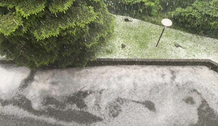Nella foto da sinistra: strade allagate a Malnate, grandine e fiumi d'acqua a Gazzada (foto gentilmente concessa da Patrizia Crosta) e grandine a Bizzozero Nella foto da sinistra: strade allagate a Malnate, grandine e fiumi d'acqua a Gazzada (foto gentilmente concessa da Patrizia Crosta) e grandine a Bizzozero