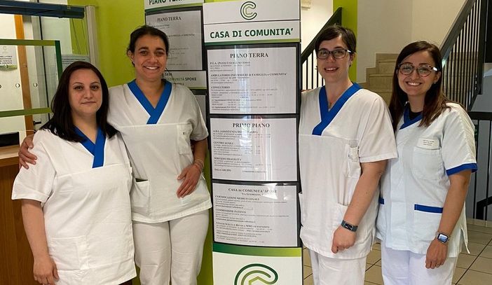 Gli infermieri della Casa di Comunità di Busto Arsizio. Sotto: quelli di Cassano Magnago, Lonate Pozzolo e Saronno e il bed manager Francesco Francica Gli infermieri della Casa di Comunità di Busto Arsizio. Sotto: quelli di Cassano Magnago, Lonate Pozzolo e Saronno e il bed manager Francesco Francica