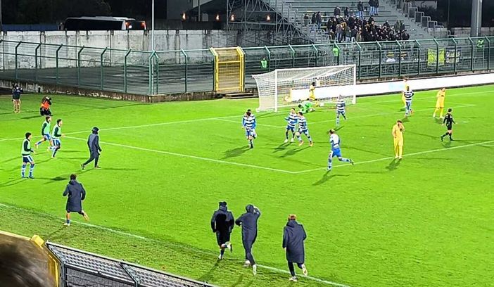 Mastroianni esulta dopo il terzo gol della Pro Patria