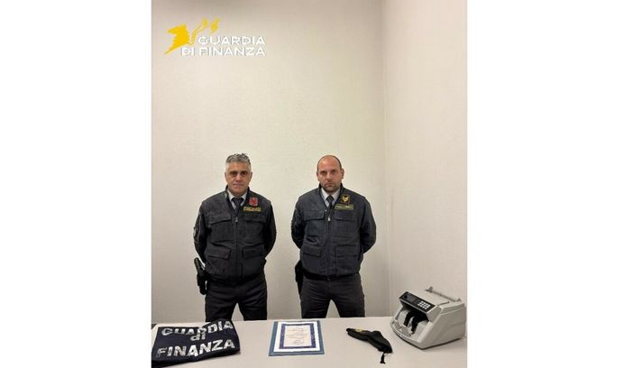 Entra in Italia al valico di Chiasso con un titolo azionario da oltre 100mila franchi: scatta il sequestro della Guardia di Finanza