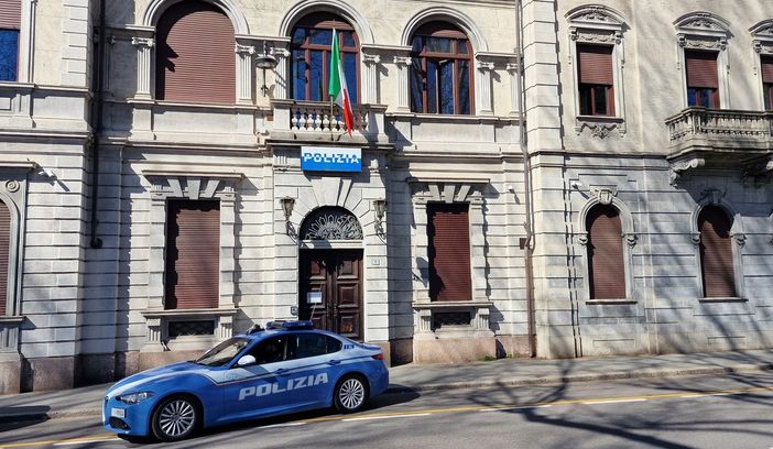 Preso dopo la spaccata al negozio per rubare una bici: si spoglia e fa i bisogni davanti alla polizia