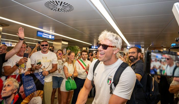 Rientro trionfale per Nicolò Martinenghi (foto di Alessandro Umberto Galbiati)