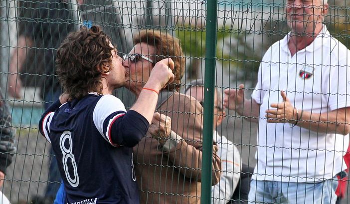 IL BACIO DELLA VARESINA - Max Di Caro bacia nonna Ebe dopo il gol della promozione in Eccellenza: lo spirito e l'identità della Varesina restano intatti, impossibili da tradire per chiunque, e sono racchiusi in questa immagine di Enrico Scaringi IL BACIO DELLA VARESINA - Max Di Caro bacia nonna Ebe dopo il gol della promozione in Eccellenza: lo spirito e l'identità della Varesina restano intatti, impossibili da tradire per chiunque, e sono racchiusi in questa immagine di Enrico Scaringi