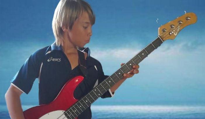 Paolo, suicida a nemmeno 15 anni, nella foto mentre suonava il basso con cui la famiglia lo ha ricordato