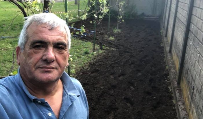 Bimbi a lezione nell’orto. Il consigliere Tallarida prepara il terreno