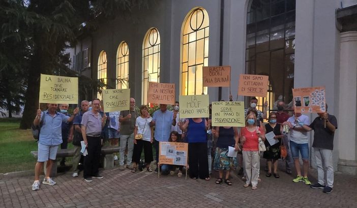 Olgiate, in Consiglio la protesta dei cittadini esasperati per le mosche