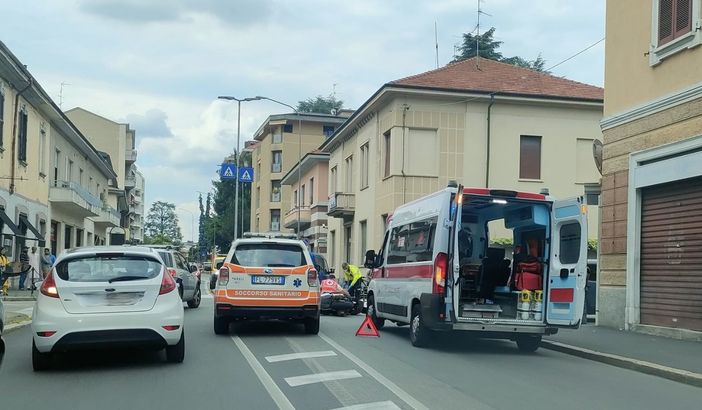 Auto contro scooter, paura a Gallarate: ferito un quarantenne