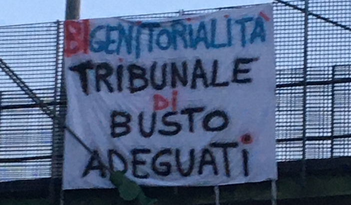 Lo striscione esposto il 25 maggio su una passerella dei Cinque ponti Lo striscione esposto il 25 maggio su una passerella dei Cinque ponti