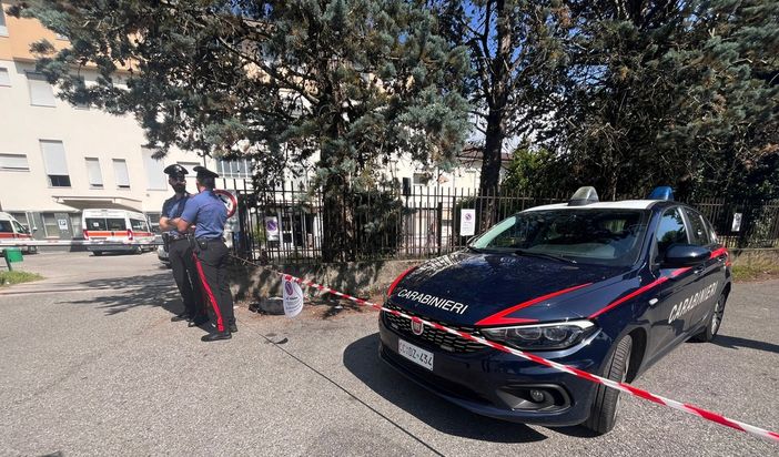 I carabinieri davanti all'ospedale di Angera