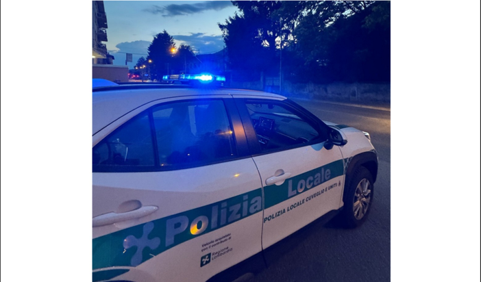 Fugge all’alt della polizia locale: fermato dopo un inseguimento. Era senza patente dal 2019