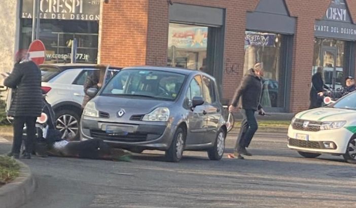 Donna investita da un'auto alla rotonda: paura a Busto