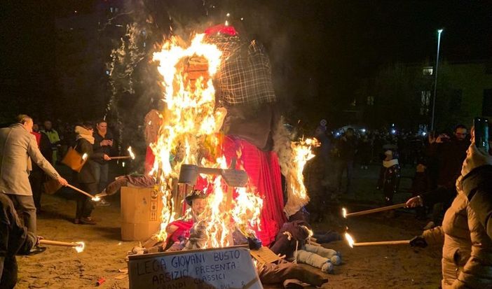 LA DIRETTA. Giöbia, il fuoco che ha acceso la speranza: «E l'anno prossimo ancora più in grande»