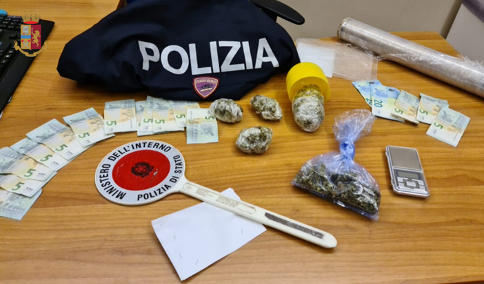 Droga a Busto, la polizia denuncia per spaccio due giovani e segnala 11 ragazzi come consumatori