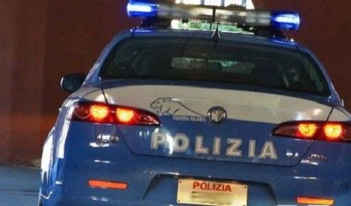 Busto, senza mascherina al supermercato: prima minaccia le cassiere, poi cerca di mordere i poliziotti