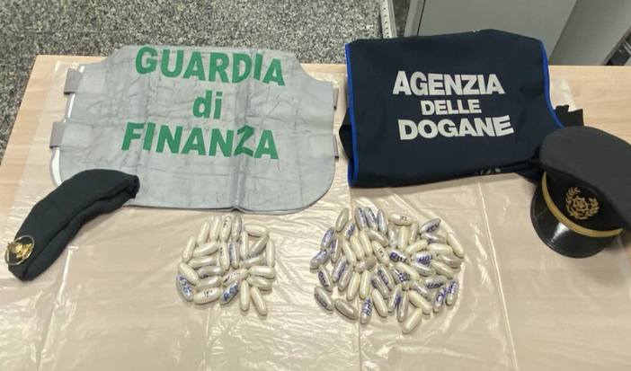 Fermato in dogana con 49 ovuli di cocaina in pancia: arrestato Fermato in dogana con 49 ovuli di cocaina in pancia: arrestato