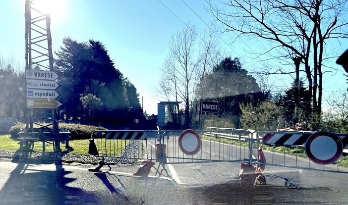 Via Caracciolo ancora chiusa questa mattina poco dopo le 8 Via Caracciolo ancora chiusa questa mattina poco dopo le 8