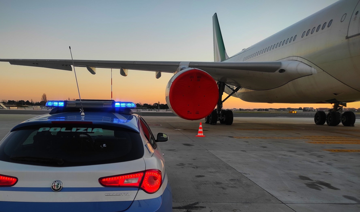 Malpensa, furti nei bagagli dei passeggeri: fermati tre operatori aeroportuali, sequestrati beni di lusso per oltre 300mila euro Malpensa, furti nei bagagli dei passeggeri: fermati tre operatori aeroportuali, sequestrati beni di lusso per oltre 300mila euro