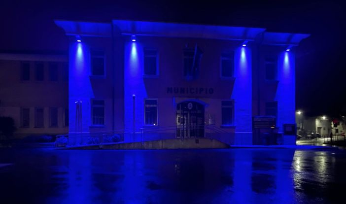 A Marnate il municipio si tinge di azzurro per sensibilizzare sui tumori maschili