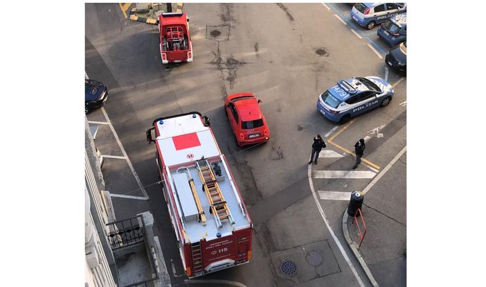 Crollo in un appartamento in via Bernascone, ferito un operaio
