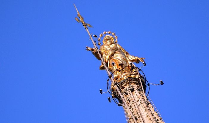 Milano: si arrampicano sulla guglia della Madonnina, fermati due francesi Milano: si arrampicano sulla guglia della Madonnina, fermati due francesi