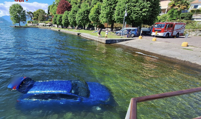 Leggiuno, auto finisce nel lago. Recuperata dai vigili del fuoco