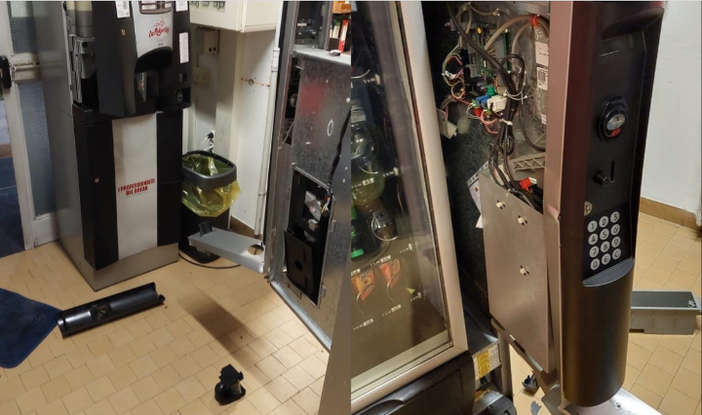 L'azione dei ladri nella sede della Croce Azzurra di Caronno Pertusella (foto dai social dell'associazione) L'azione dei ladri nella sede della Croce Azzurra di Caronno Pertusella (foto dai social dell'associazione)