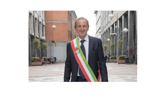 Emanuele Antonelli alla sua prima uscita in città con la fascia tricolore da sindaco nel 2016 Emanuele Antonelli alla sua prima uscita in città con la fascia tricolore da sindaco nel 2016