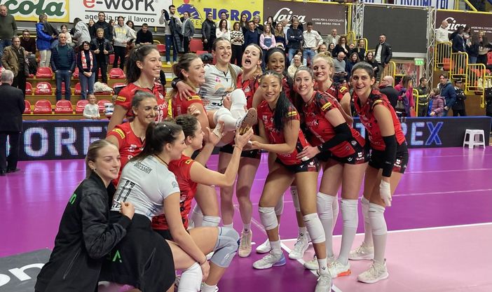 La Uyba è su di giri, vittoria e tre punti con Vallefoglia La Uyba è su di giri, vittoria e tre punti con Vallefoglia