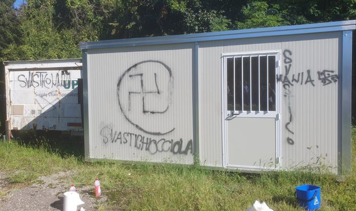 Le scritte naziste alla festa del Pd alla Schiranna