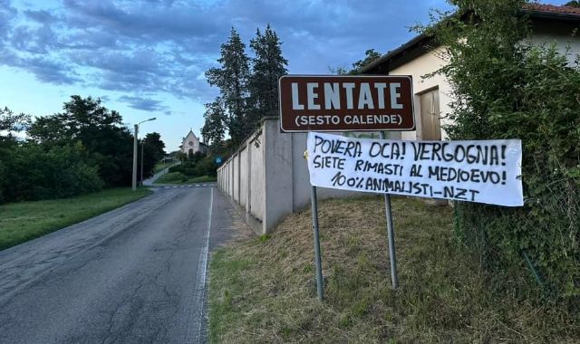 Lo striscione dell'Associazione Centopercento Animalisti posto all'ingresso della frazione di Lentate