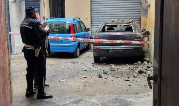 Calcinacci sfondano tetto e parabrezza: il proprietario era uscito dall'auto pochi minuti prima