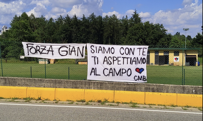 Lo striscione dedicato al quindicenne ferito (foto dal gruppo &quot;Sei di Comabbio se&quot;)