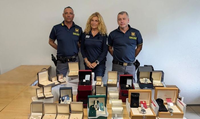 Trasportava sul treno Milano-Zurigo orologi e gioielli di lusso: fermato e multato cittadino cinese Trasportava sul treno Milano-Zurigo orologi e gioielli di lusso: fermato e multato cittadino cinese