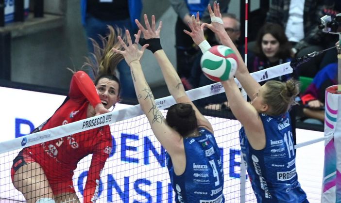 Alessia Gennari in campo al posto dell’indisponibile Parra per la Uyba in gara-1 contro Conegliano Alessia Gennari in campo al posto dell’indisponibile Parra per la Uyba in gara-1 contro Conegliano