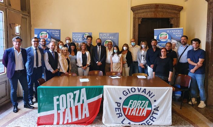 La squadra di Forza Italia insieme al sindaco Antonelli La squadra di Forza Italia insieme al sindaco Antonelli
