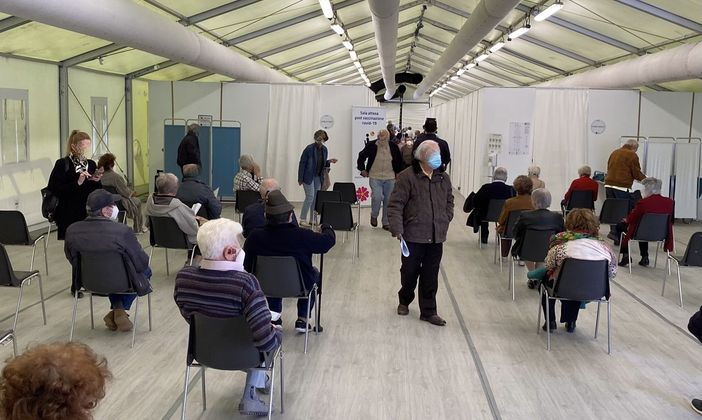 AstraZeneca "consigliato" agli over 60? Ecco cosa succede per le vaccinazioni in provincia di Varese AstraZeneca "consigliato" agli over 60? Ecco cosa succede per le vaccinazioni in provincia di Varese