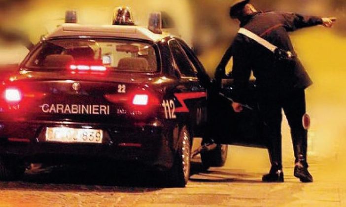 Sale sulla sua auto e trova due uomini che le puntano un coltello e la rapinano: due arresti a Gorla Minore Sale sulla sua auto e trova due uomini che le puntano un coltello e la rapinano: due arresti a Gorla Minore