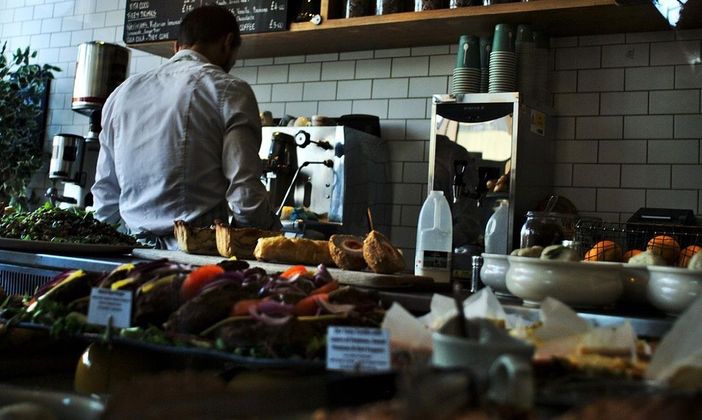 Ipotesi riaperture di bar e ristoranti a pranzo dal 26 aprile (e a maggio anche la sera) nelle regioni con dati sostenibili