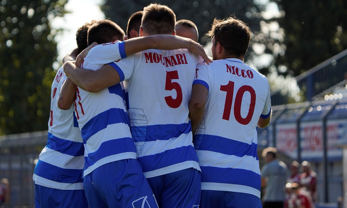 L'abbraccio dei tigrotti dopo il gol di Castelli (foto di Marco Giussani) resta come pegno per ripartire tutti uniti