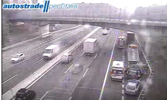 L'incidente visto dalle webcam di Autostrade per l'Italia L'incidente visto dalle webcam di Autostrade per l'Italia