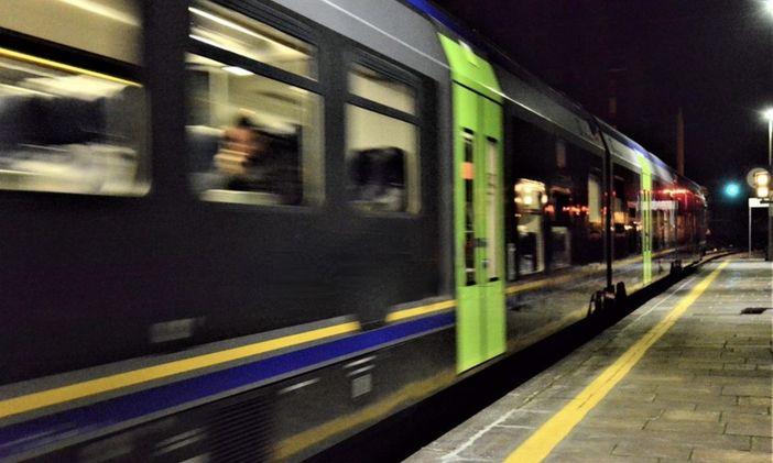 Sputi e calci contro capotreno e passeggero e vetro delle porte sfondato: vandali scatenati sul treno a Venegono Sputi e calci contro capotreno e passeggero e vetro delle porte sfondato: vandali scatenati sul treno a Venegono